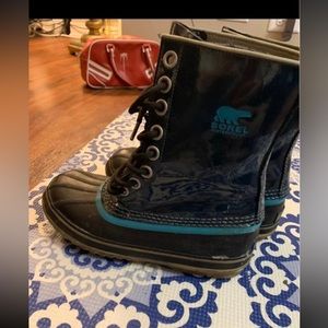 Sorel boots size 6.5 blue patent leather